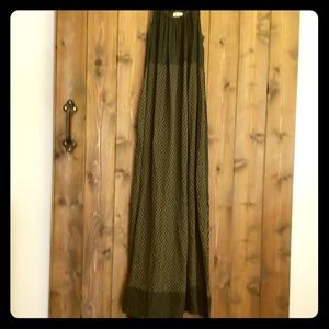 Maxi sleeve less dress with pockets.